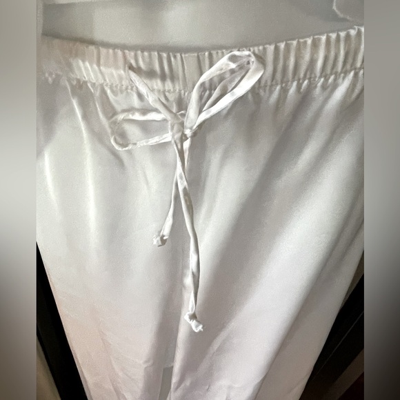 La Vie En Rose stunning 2 Piece Pyjama Set in cream satin with ruffles. Size XL - Picture 6 of 16